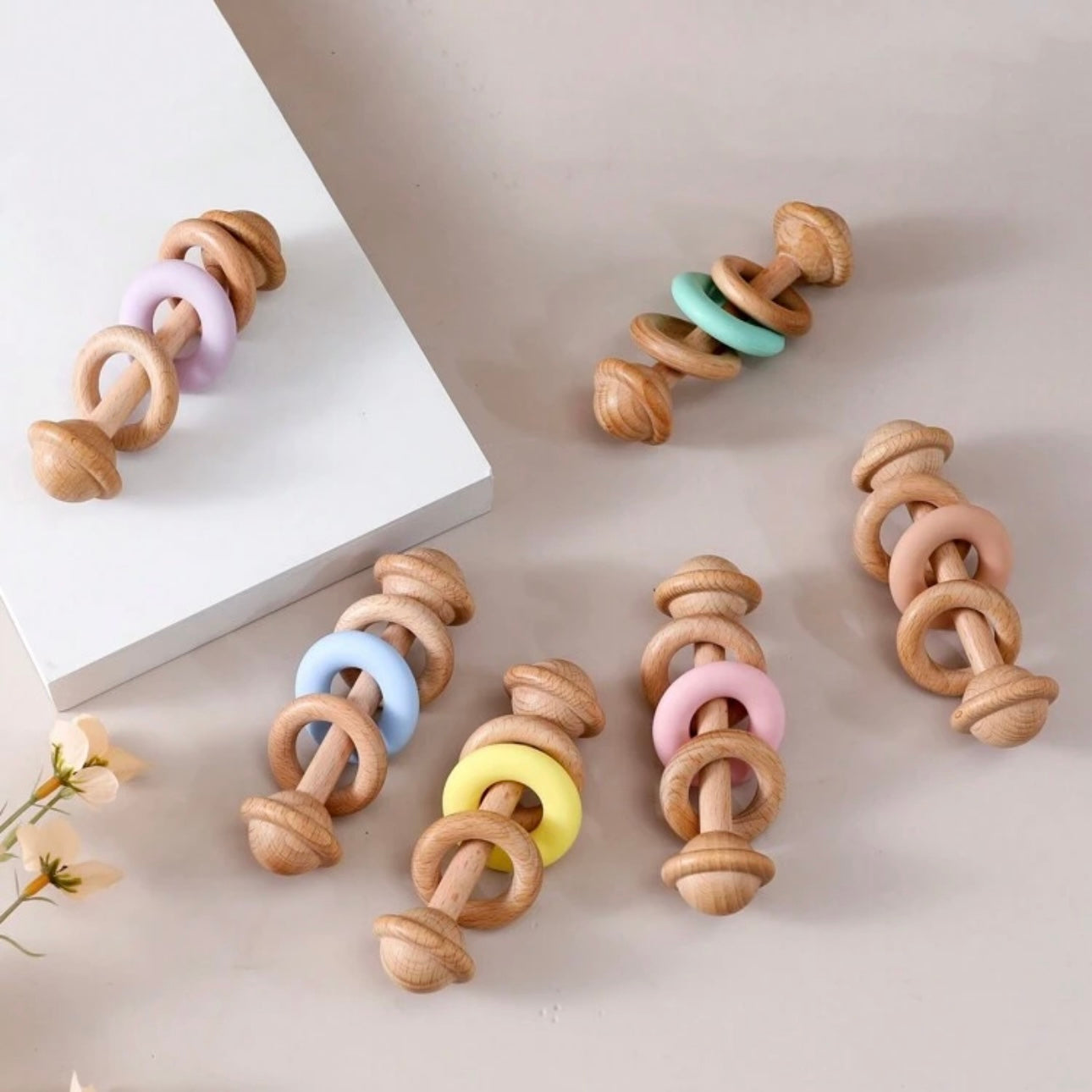Bunte Holz-Rassel mit Silikon-Beißringen, Holzspielzeug für Babys