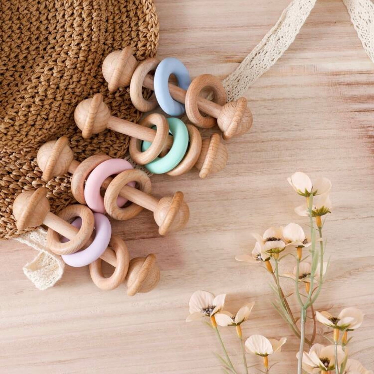 Bunte Holz-Rassel mit Silikon-Beißringen, Holzspielzeug für Babys