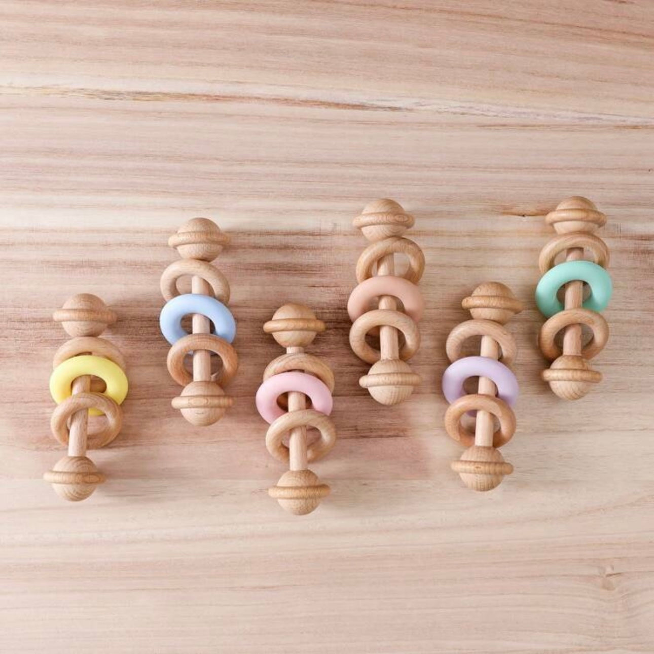Bunte Holz-Rassel mit Silikon-Beißringen, Holzspielzeug für Babys