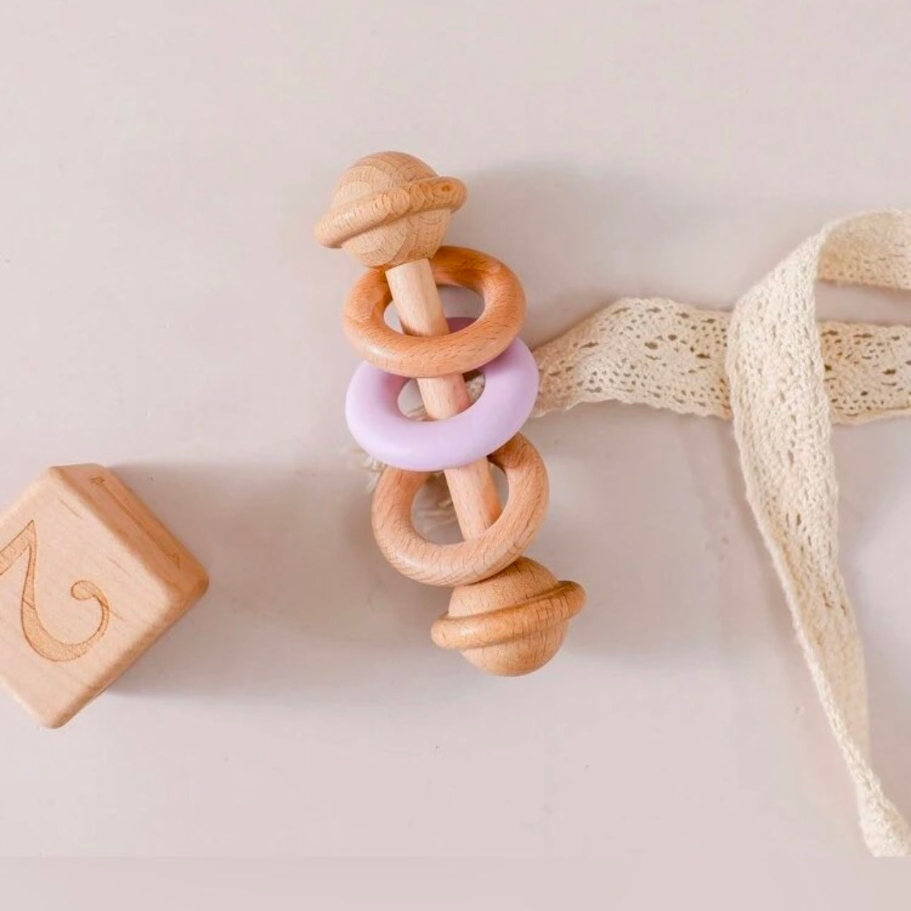 Bunte Holz-Rassel mit Silikon-Beißringen, Holzspielzeug für Babys