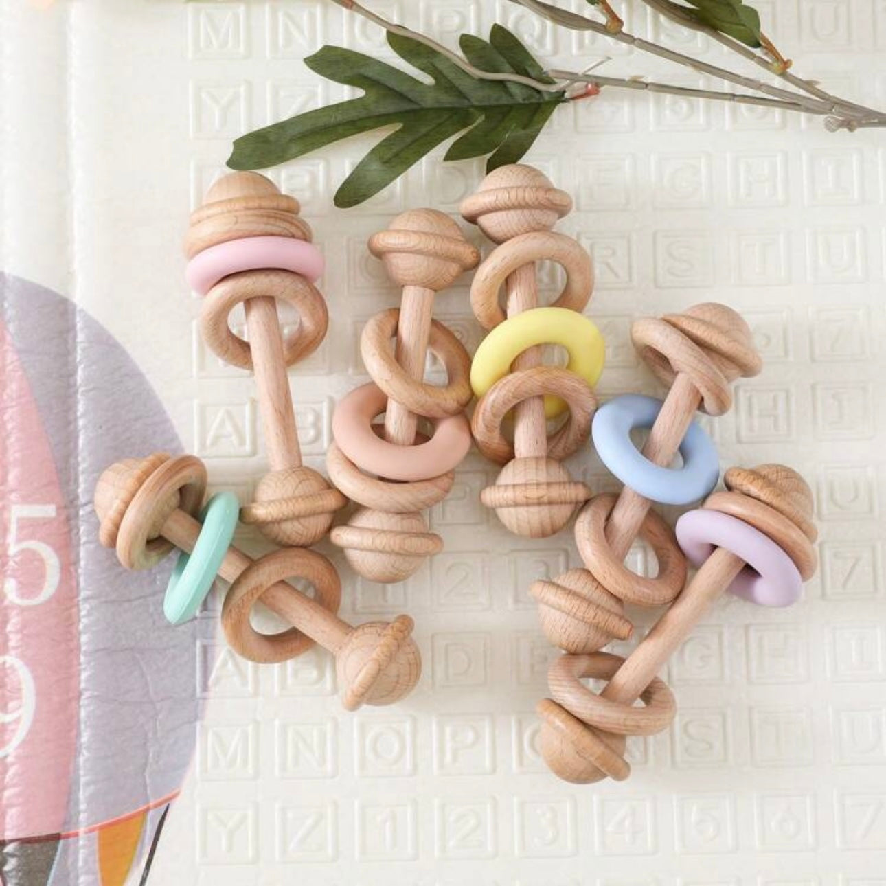 Bunte Holz-Rassel mit Silikon-Beißringen, Holzspielzeug für Babys