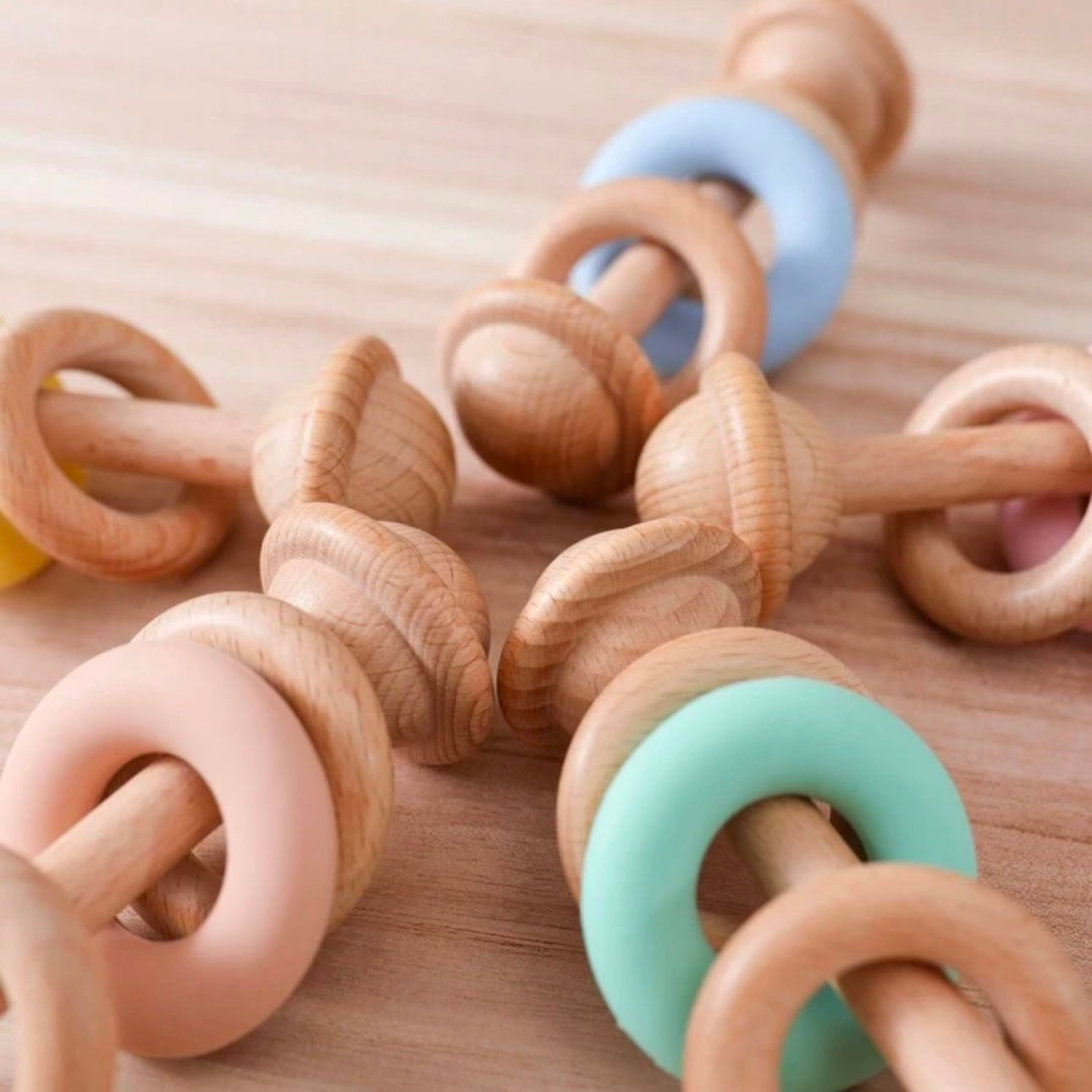 Bunte Holz-Rassel mit Silikon-Beißringen, Holzspielzeug für Babys