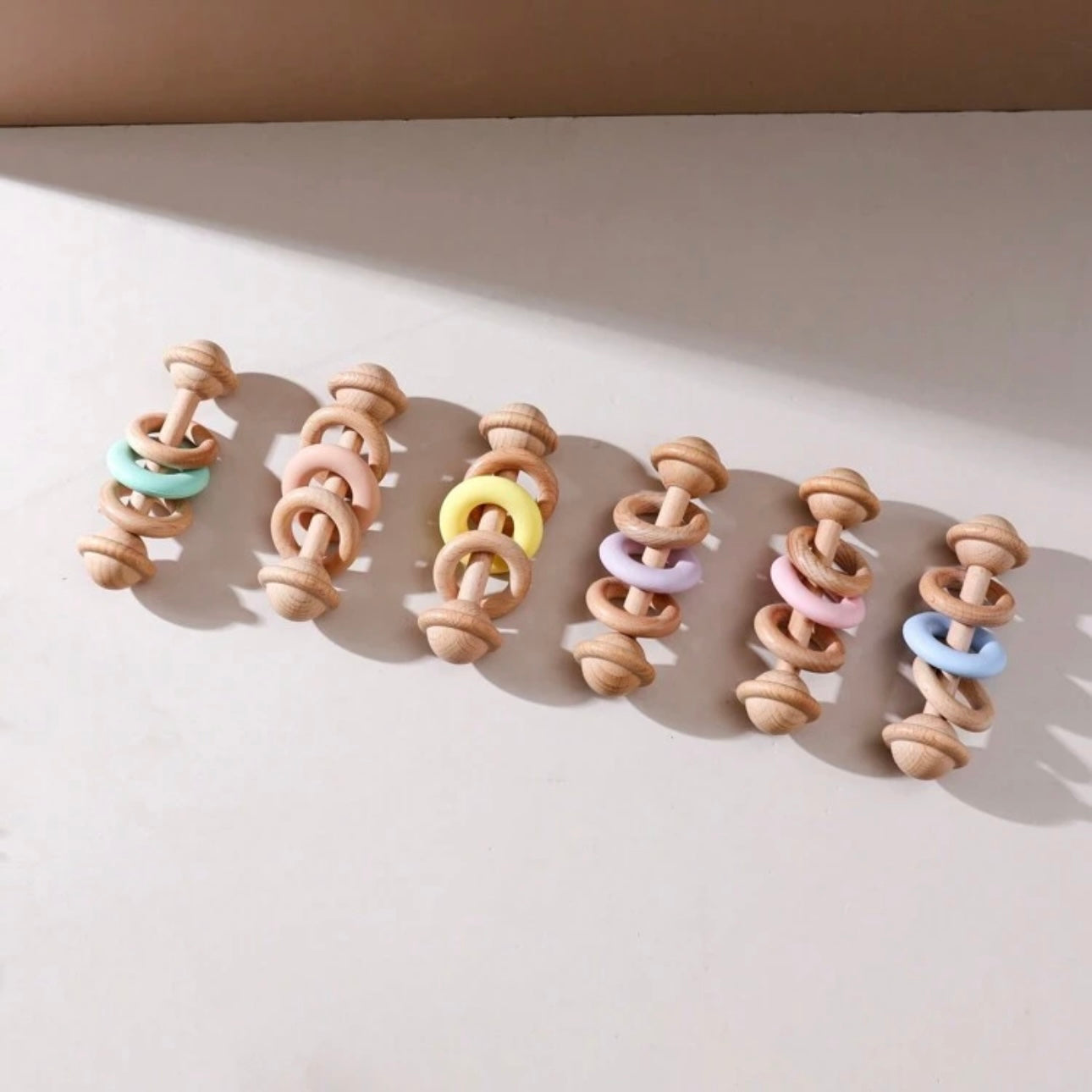 Bunte Holz-Rassel mit Silikon-Beißringen, Holzspielzeug für Babys